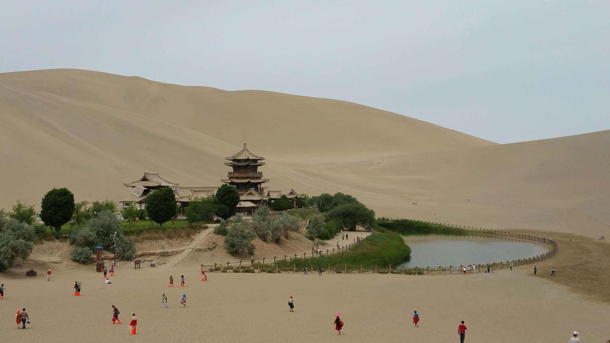 Echoing-Sand Dunes and Crescent Lake